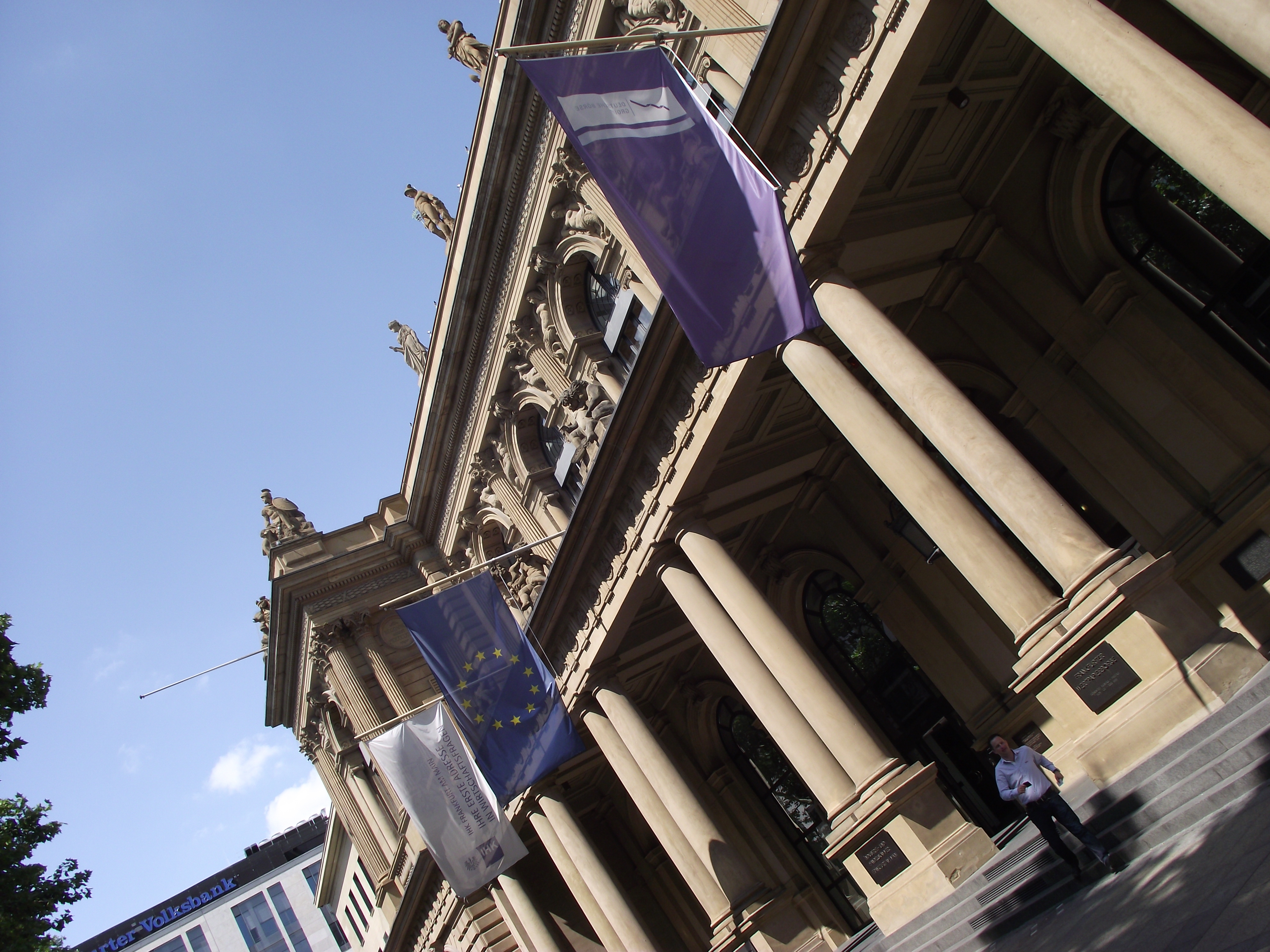 Frankfurter Börse am Börsenplatz – reales Börsenmotiv zum DAX